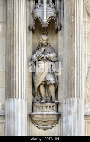 Statue von Molière (Jean-Baptiste Poquelin: 1622-73) an der Fassade des Hotel de Ville, Paris, Frankreich. Stockfoto