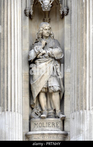 Statue von Molière (Jean-Baptiste Poquelin: 1622-73) an der Fassade des Hotel de Ville, Paris, Frankreich. Stockfoto