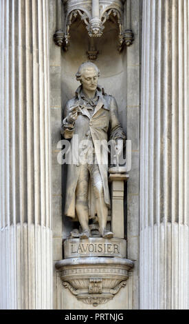 Statue von Antoine-Laurent de Lavoisier (1743-94: französischen Adligen und Chemiker) auf der Fassade des Hotel de Ville, Paris, Frankreich. Stockfoto