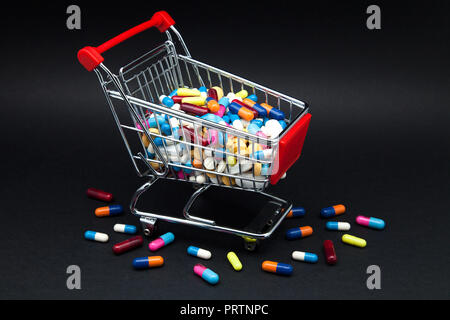 Kapseln und Tabletten in einem Lebensmittelgeschäft Warenkorb. Stockfoto