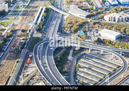 Oben Ansicht der Dritten Ringstraße und dem zentralen Kreis in Moskau Stadt aus observatation Deck oben OKO Turm im Herbst Stockfoto