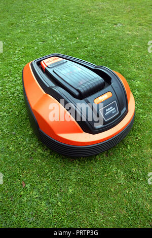 Hi-tech-Roboter vollständig automatische Rasenmäher Stockfoto