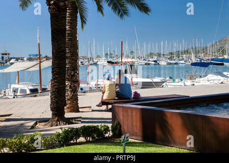 ALCUDIA, MALLORCA, SPANIEN - September 23., 2018: die Promenade entlang der Marina. Port d'Alcudia ist ein beliebter Ferienort und Urlaubsort im Norden Stockfoto