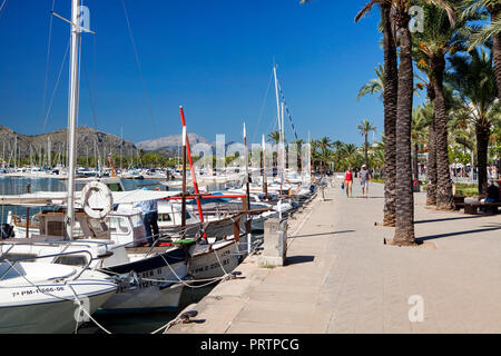 ALCUDIA, MALLORCA, SPANIEN - September 23., 2018: die Promenade entlang der Marina. Port d'Alcudia ist ein beliebter Ferienort und Urlaubsort im Norden Stockfoto