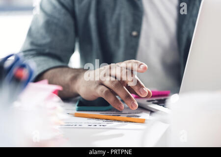 Nahaufnahme von lässig Geschäftsmann arbeiten am Laptop im modernen Büro, Business-Männer-computer Stockfoto