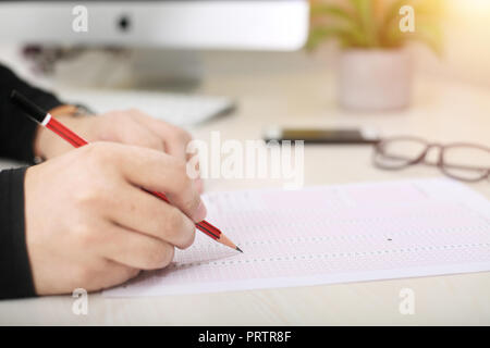 Bild von füllen OME-Blatt mit Bleistift und Gläser Stockfoto