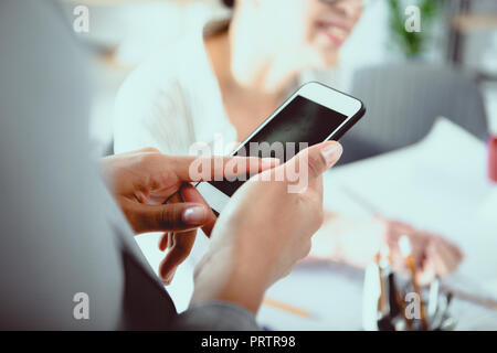 7/8-schuss mit Smartphone mit leerer Bildschirm Geschäftsfrau Stockfoto