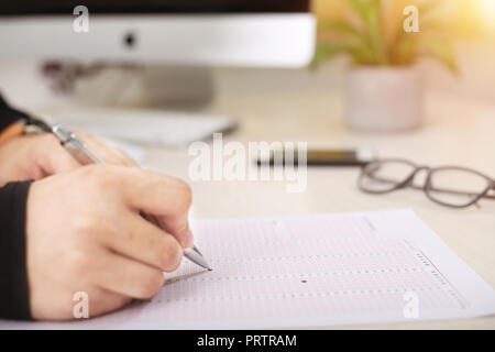 Prüfung Optical Mark Recognition Blatt in einem Füllen mit Stift. Stockfoto