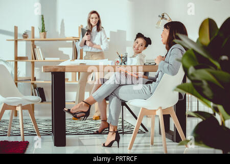 Jungen multiethnischen Geschäftsfrauen in formalen tragen gemeinsam im Büro Stockfoto