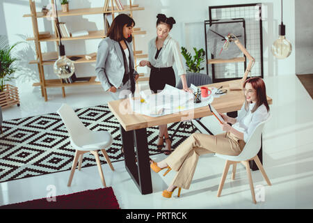Jungen multiethnischen Designer in formale Abnutzung im Büro arbeiten zusammen Stockfoto