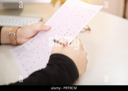 Der Mensch ist mit OME-Blatt und Bleistift. Stockfoto