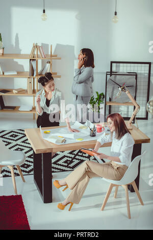 Jungen multiethnischen Designer in formalen Verschleiß an die Arbeit im Büro Stockfoto
