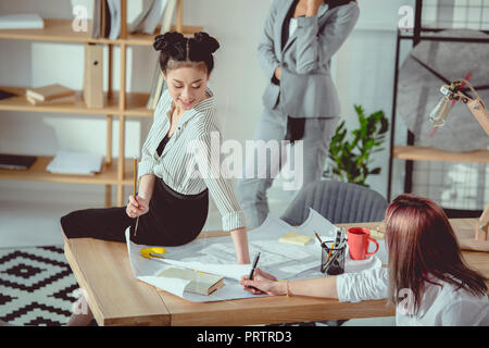 Jungen multiethnischen Designer in formalen Verschleiß an die Arbeit im Büro Stockfoto