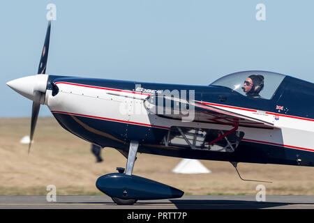 Melissa Andrzejewski Fliegen ein Edge 540 aerobatic Flugzeug. Stockfoto