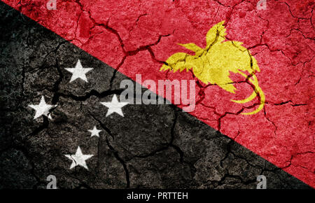 Unabhängiger Staat Papua-Neuguinea Flagge auf trockener Erde Boden Textur Hintergrund Stockfoto