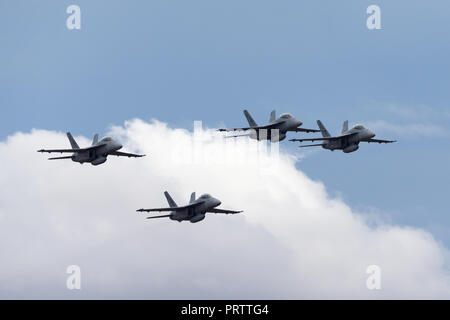 Vier Royal Australian Air Force (RAAF) Boeing F/A-18F Super Hornet multirole Fighter Aircraft in Formation fliegen. Stockfoto