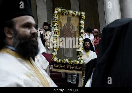Orthodoxe Priester halten Sie das Symbol des Heiligen während der Ausstieg aus der Kirche für die Litanei des hl. Dionysius Areopagita in Athen Stockfoto