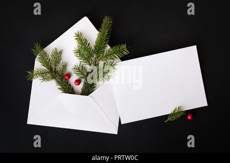 Weihnachten Komposition mit glückwunschschreiben. Neues Jahr Einrichtung mit Fir-Zweig und Holly Berry. Neues Jahr Konzept. Flach, Ansicht von oben, kopieren Raum Stockfoto