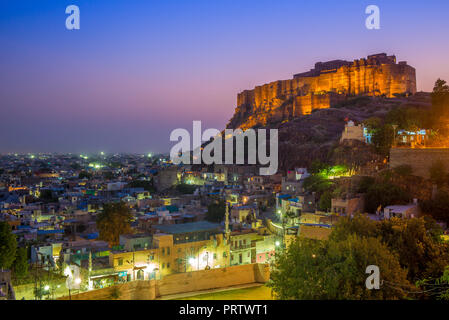 Nachtansicht von Jodhpur und Mehrangarh Fort in Jodhpur Stockfoto