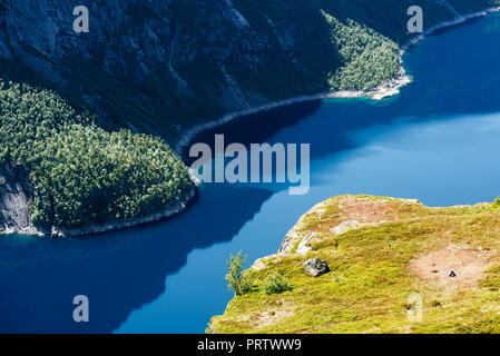 Ringedalsvatnet - Bergsee in der Nähe von trolltunga. Norwegische Landschaft bei schönem Wetter Stockfoto