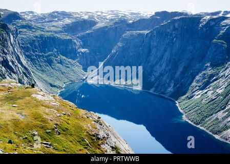 Blick von der Trolltunga Trail. Ringedalsvatnet - blaue See von Norwegen Stockfoto