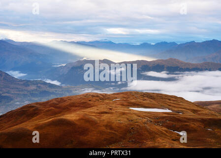 Berglandschaft mit Strahl der Sonne. Blick auf See und Svan Koruldi Ridge. Zemo Swanetien, Kaukasus, Georgien Stockfoto