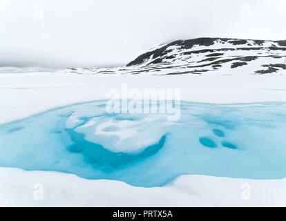 Norwegische Scenic route Aurlandsfjellet. Malerischer Ort in der Nähe von Snow Straße Bjorgavegen. Schwere nördlichen Landschaft. Eis See in den Bergen Stockfoto