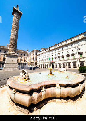 Brunnen und Marco Aurelio (Marcus Aurelius) Spalte in Piazza Colonna - Rom, Italien Stockfoto