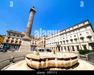 Brunnen und Marco Aurelio (Marcus Aurelius) Spalte in Piazza Colonna - Rom, Italien Stockfoto