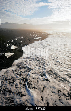 Geschmolzene Gletscher Eis gewaschen am schwarzen Lavasand Strand von Jokulsarlon im Südosten von Island. Stockfoto