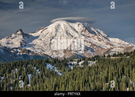 Linsenförmige Wolken über Mount Rainier, von Sonnenaufgang Straße an Yakima Park, Ende September, Mount Rainier National Park, Washington State, USA Stockfoto