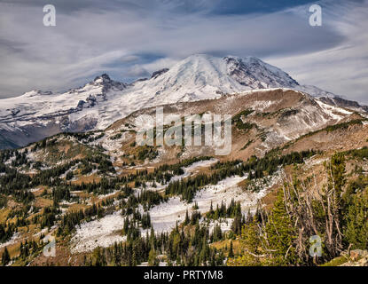 Wolken über Mount Rainier, vom Sauerteig Ridge am Mount Fremont Trail, Ende September, Mount Rainier National Park, Washington State, USA Stockfoto