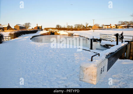 Rund um Großbritannien - Winter auf dem Leeds to Liverpool Canal in Chorley, Lancashire, Stockfoto