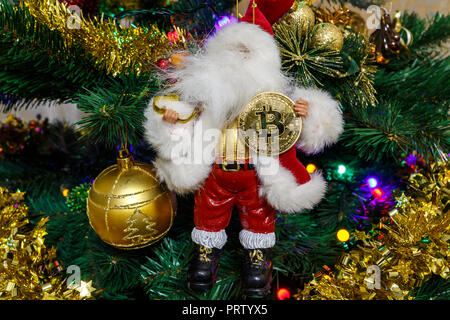 Bitcoin in der Hand von Santa Claus Stockfoto