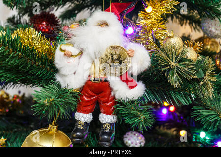 Bitcoin in der Hand von Santa Claus Stockfoto