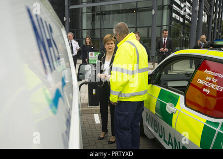 Schottische erster Minister views eine Auswahl der Fahrzeuge der Rettungsdienste am schottischen Feuer- und Rettungsdienst Hauptsitz am Westburn Mit: Nicola Sturgeon Wo: Cambuslang, Großbritannien Wann: 03 Sep 2018 Credit: Euan Kirsche / WANN Stockfoto