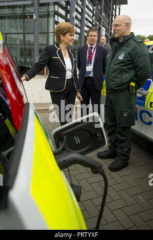 Schottische erster Minister views eine Auswahl der Fahrzeuge der Rettungsdienste am schottischen Feuer- und Rettungsdienst Hauptsitz am Westburn Mit: Nicola Sturgeon Wo: Cambuslang, Großbritannien Wann: 03 Sep 2018 Credit: Euan Kirsche / WANN Stockfoto