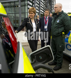 Schottische erster Minister views eine Auswahl der Fahrzeuge der Rettungsdienste am schottischen Feuer- und Rettungsdienst Hauptsitz am Westburn Mit: Nicola Sturgeon Wo: Cambuslang, Großbritannien Wann: 03 Sep 2018 Credit: Euan Kirsche / WANN Stockfoto