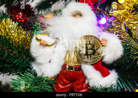 Bitcoin in der Hand von Santa Claus Stockfoto