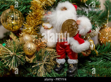 Bitcoin in der Hand von Santa Claus Stockfoto