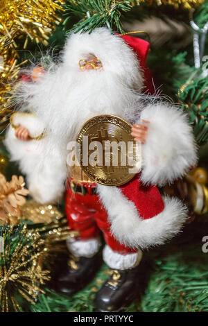 Bitcoin in der Hand von Santa Claus Stockfoto