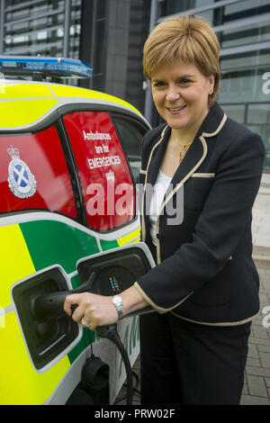 Schottische erster Minister views eine Auswahl der Fahrzeuge der Rettungsdienste am schottischen Feuer- und Rettungsdienst Hauptsitz am Westburn Mit: Nicola Sturgeon Wo: Cambuslang, Großbritannien Wann: 03 Sep 2018 Credit: Euan Kirsche / WANN Stockfoto