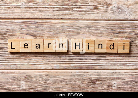 Wort Hindi Wort auf Holz Block geschrieben. Wort Hindi text auf Tisch, Konzept. Stockfoto
