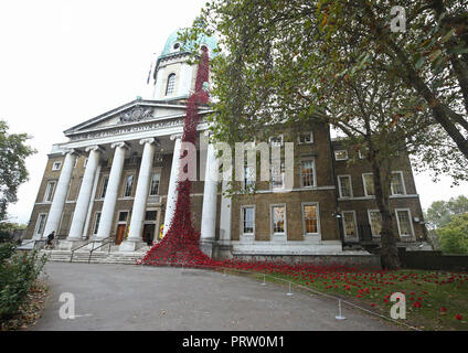 Die Mohnskulptur Weeping Window von Designer Tom Piper und Künstler Paul Cummins wird nach einer vierjährigen UK-Tour am Freitag, dem 5. Oktober, im Imperial war Museum in London eröffnet. Stockfoto