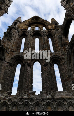 Whitby Abbey ist ein zerstörtes Benediktiner-Abtei mit Blick auf die Nordsee am East Cliff über Whitby in North Yorkshire, England. Stockfoto