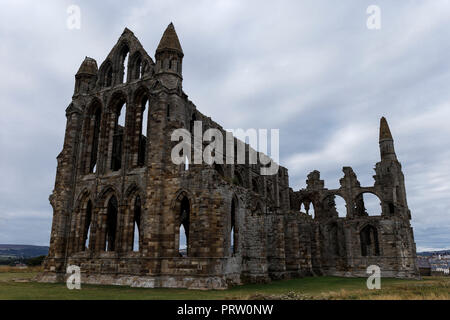 Whitby Abbey ist ein zerstörtes Benediktiner-Abtei mit Blick auf die Nordsee am East Cliff über Whitby in North Yorkshire, England. Stockfoto