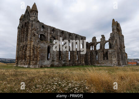 Whitby Abbey ist ein zerstörtes Benediktiner-Abtei mit Blick auf die Nordsee am East Cliff über Whitby in North Yorkshire, England. Stockfoto