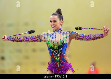 Sofia, Bulgarien - 14. September 2018: Nicol ZELIKMAN aus Israel führt mit Vereinen während der 2018 Rhythmische Gymnastik Weltmeisterschaften. Champagnerkelch Stockfoto