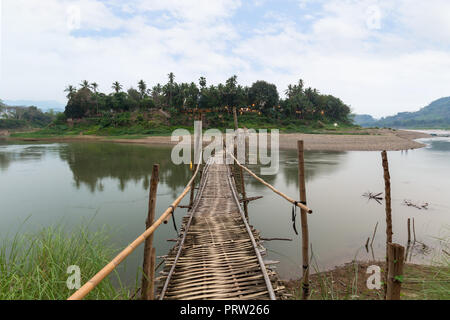 Holz Bambus Brücke über den Fluss Nam Khan bei Ebbe von vorn in Luang Prabang, Laos gesehen. Stockfoto