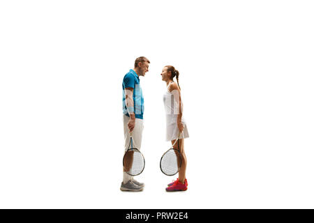 Die kaukasischen Paar von weiblichen und männlichen Tennisspieler auf weißem Hintergrund zu schreien. Studio geschossen von passen junge emotionaler Spieler - Mann und Frau im Studio Stockfoto